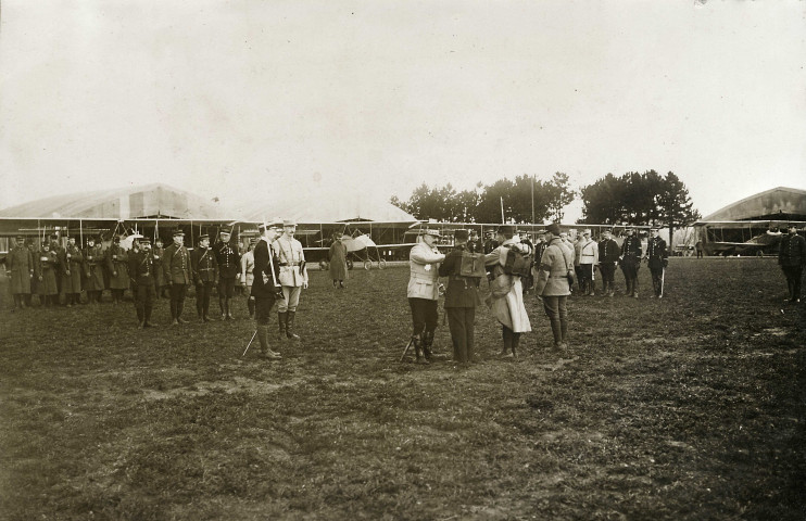 Cérémonie militaire, remise de décorations par le général Franchet d'Espèrey à trois aviateurs : photographie noir et blanc.