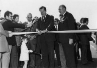 EVRY.- M. Olivier GUICHARD en visite à EVRY inaugure un pont à EVRY en présence de M. MASSAT, de la Direction départementale de l'Equipement, [1978], N et B. 