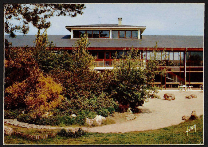 Dourdan .- Villages Vacances Familles, le Normont : le pavillon central côté théâtre de verdure [1970-1990]. 