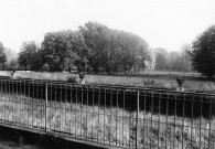 CHAMARANDE. - Vue du parc côté occidental [v. 1940 - 1944 ; don de M. Heinrich Heill] ; noir et blanc ; 12 cm x 8, 5 cm (2010). 