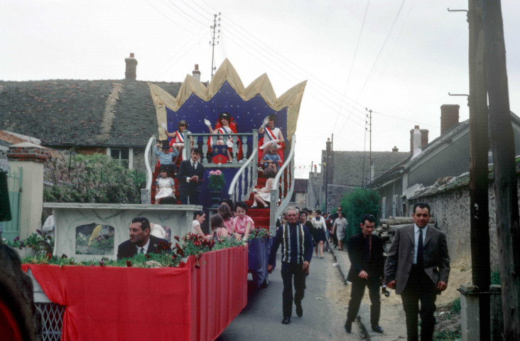 CHEPTAINVILLE. - Fête communale, défilé des chars, char de la reine [scène animée] ; couleur ; 5 cm x 5 cm [diapositive] (1968). 