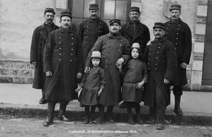 WISSOUS.- Soldats bouchers et soldats sur quai de gare avec fillettes, 1915, 3 photographies.