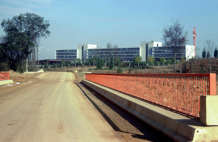 EVRY. - La rue Desmazières en construction, vers le centre ville. En arrière plan, la Préfecture (octobre 1974). 