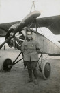 Jean Navarre devant l'avion Morane-Saulnier "Parasol" : photographie noir et blanc.