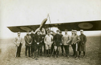 Groupe de treize militaires aviateurs devant un avion Morane-Saulnier à Muizon : photographie noir et blanc.