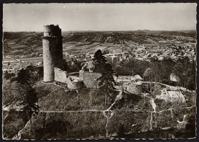 Montlhéry. - En avion au-dessus des ruines de l'ancien château et la tour (27 août 1957). 