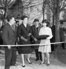 Dominique MARNY, en présence d'Albert BOUSSAINGAULT (maire de MILLY-LA-FORET) et d'Edouard DERMIT, s'apprête à couper le ruban avant d'entrer dans l'enceinte du collège, boulevard Sadi Carnot, 22 mars 1964, négatif noir et blanc.