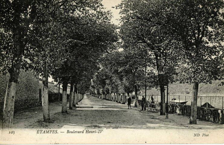ETAMPES. - Boulevard Henri-IV [Editeur ND, timbre à 10 centimes]. 