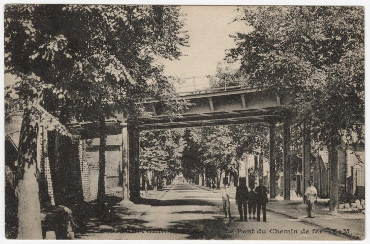 MONTGERON. - Le pont du chemin de fer [Editeur E. M., 1 timbre à 15centimes]. 