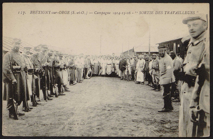 Brétigny-sur-Orge.- Station magasin de la section des commis ouvriers d'administration (COA) : sortie des travailleurs [1914-1916]. 
