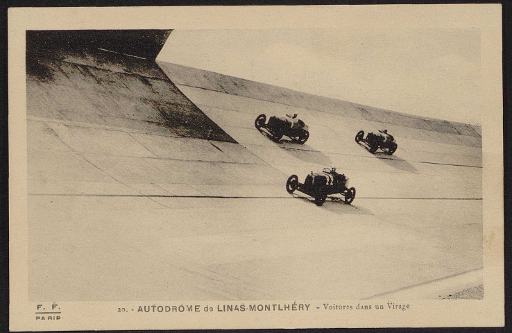 Linas.- Autodrome de Linas-Montlhéry, Domaine de Saint-Eutrope : Voitures dans un virage [1925-1935]. 