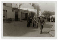 DRAVEIL.- Occupation de la ville par l'armée allemande : des soldats allemands dans une rue vers l'ancienne mairie.