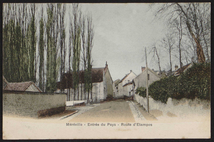 MEREVILLE.- Entrée du pays : route d'Etampes (21 juillet 1916).