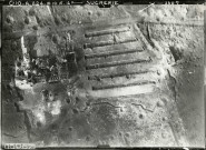 Observation aérienne, vue aérienne d'une sucrerie bombardée : photographie noir et blanc (10 octobre 1916).