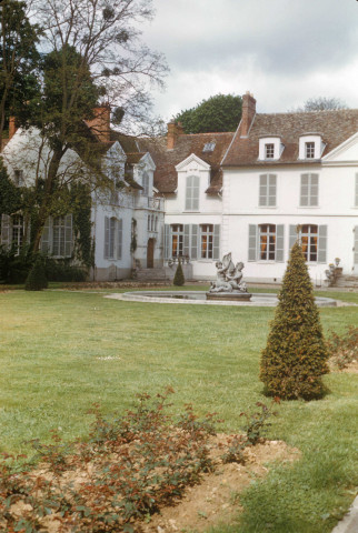 CHEPTAINVILLE. - Vue partielle du château, côté cour ; couleur ; 5 cm x 5 cm [diapositive] (1962). 