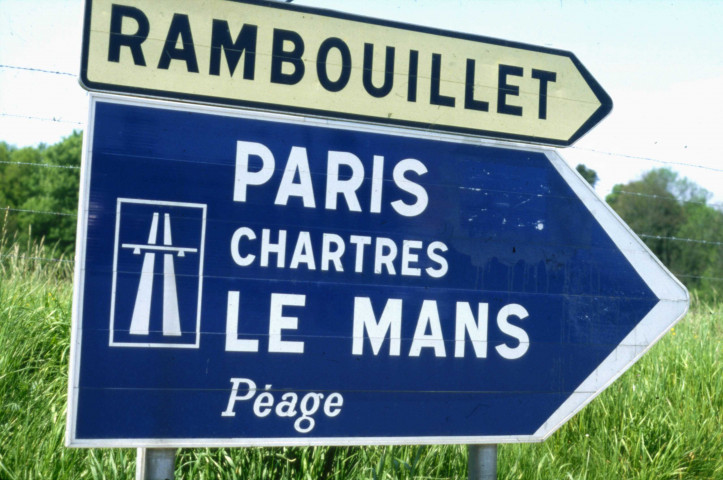 DOURDAN. - Un panneau directionnel indiquant la direction de Rambouillet et de l'autoroute A 1O (s. d.). 