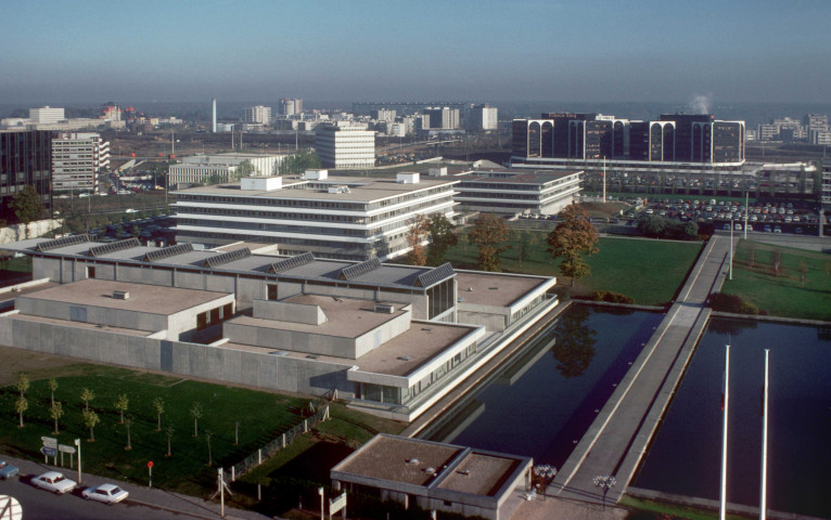 EVRY. - La cité administrative, avant la construction du Conseil général, vue de la rue Desmazières : le Tribunal, le bassin et le commissariat (novembre 1978). 