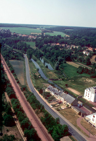 SAINTE-MESME (Yvelines). - Le hameau de Ville-Lebrun, la ligne de chemin de fer et l'Orge (juin 1976). 