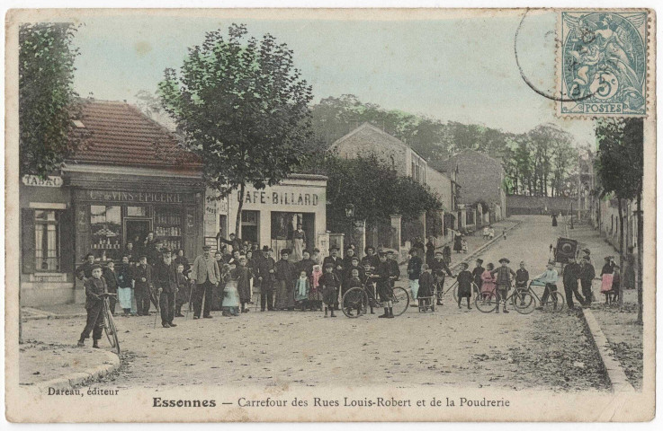 ESSONNES. - Carrefour des rues Louis-Robert et de la Poudrerie, Dareau, 1906, 3 mots, 5 c, ad., colorié, cote négatif 3B149/1. 