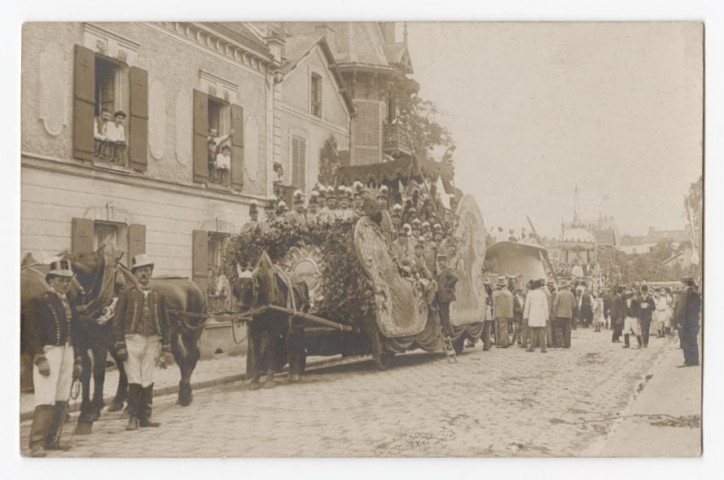 ESSONNES. - Cavalcade historique de 1910, défilé de chars, sépia. 
