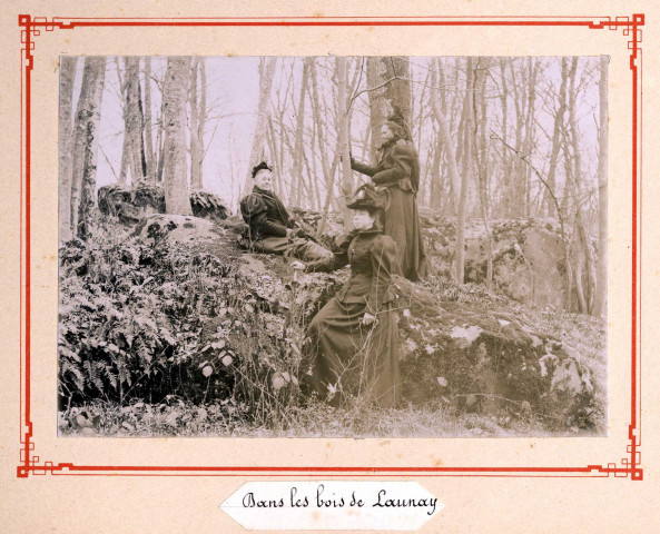 Dans les bois de LAUNAY (ORSAY) : photographie N. et B. collée sur album, Dim. 114 x 167 cm. 
