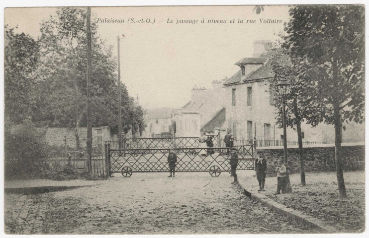 PALAISEAU. - Le passage à niveau et la rue Voltaire [Editeur Bourdier, 1904]. 