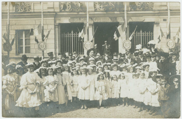 ORSAY. - Fête de la mutualité scolaire, photo de groupe, 23 juillet 1911. 