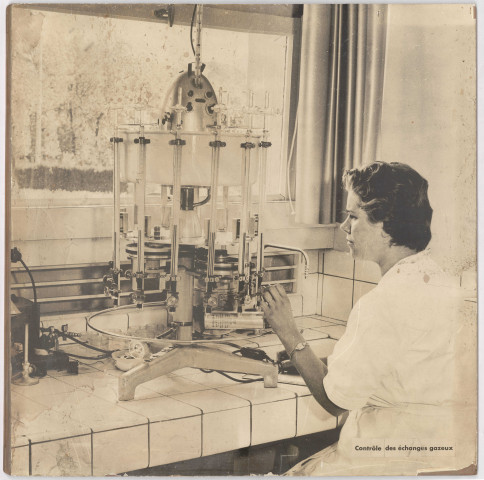 BRETIGNY-SUR-ORGE, Etablissements Clause.- Contrôle des échanges gazeux : un ingénieur dans son laboratoire, [vers 1950]. 