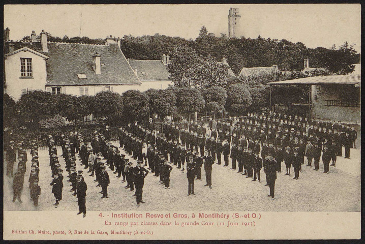 Montlhéry.- Institution Resve et Gros. En rang par classes dans la grande cour (11 juin 1913). 
