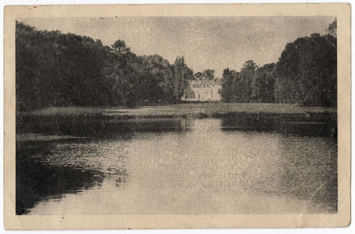 FONTENAY-LES-BRIIS. - Château du Métro, vue de l'étang, la pelouse et le château, propriété du Syndicat général du personnel du métro. 
