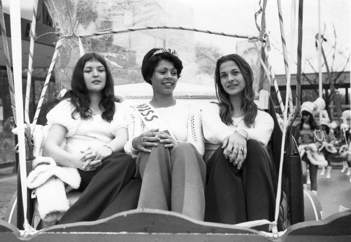 EVRY.- Miss EVRY 1973 dans un char fleuri en compagnie de deux jeunes filles, 1973, N et B. 