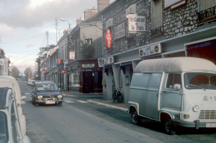 ETRECHY. - La rue principale, vers Etampes : le café de la paix (janvier 1980). 