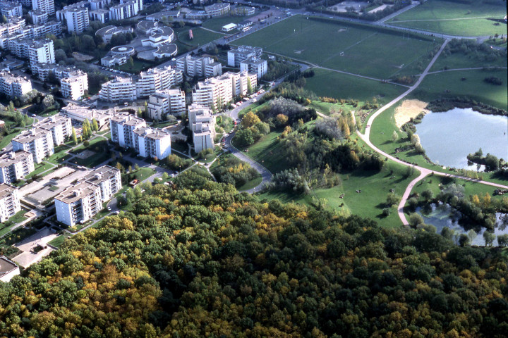 ULIS (les). - Des immeubles près d'un étang (novembre 1980). 