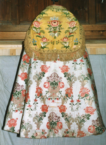 ornement liturgique catholique à fleurs : textile issu d'une chape