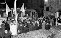 Arrivée des personnalités allemandes devant la mairie, descente de l'autocar et accueil, 15 octobre 1970, négatif, noir et blanc.