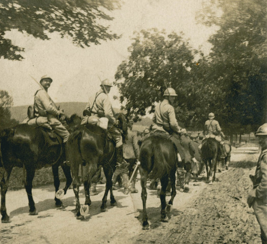 Portraits de Paul MONNEYRON, seul, en pied et à cheval ainsi qu'avec des prisonniers allemands, 1915.