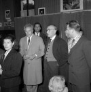 Jean COCTEAU au bureau de vote lors du référendum sur l'élection du Président de la République au suffrage universel, 28 octobre 1962. 