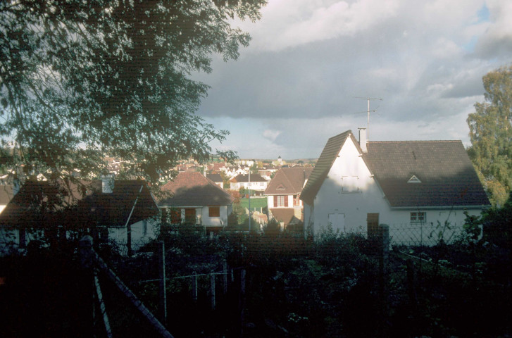ETRECHY. - Le quartier du Roussay : des pavillons (novembre 1979). 