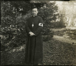 Prêtre militaire : photographie noir et blanc.