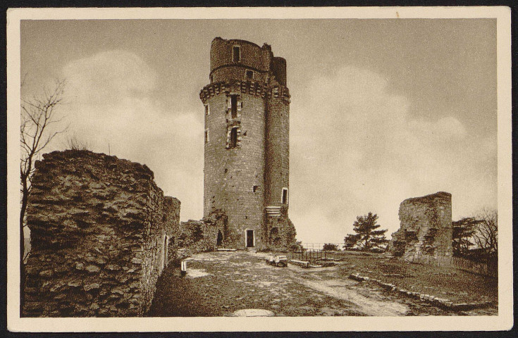 Montlhéry. - La tour. Ancien donjon du château de Montlhéry, fortifié en 991 par Thibaut File-Etoupes et démantelé en 1591. 