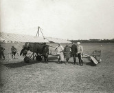 Avion français Morane-Saulnier "Parasol" au sol : photographie noir et blanc.