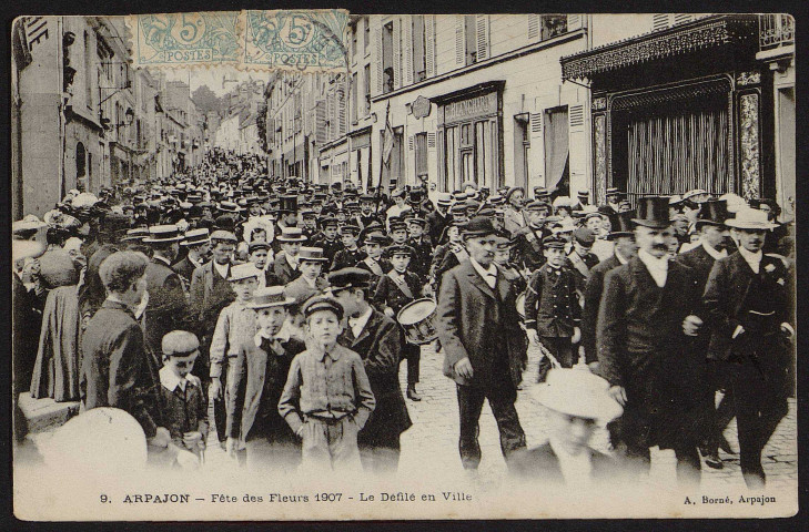Arpajon.- Fête des fleurs 1907 Le défilé en ville. 