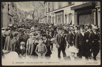 Arpajon.- Fête des fleurs : le défilé en ville (12 juillet 1907). 