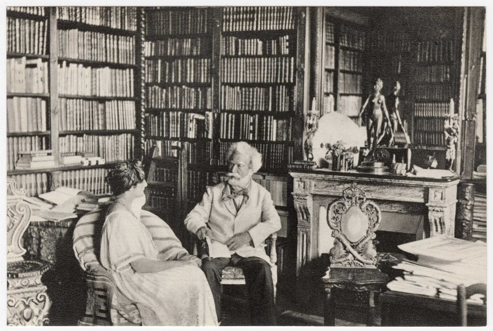 JUVISY-SUR-ORGE. - M. et Mme Camille Flammarion dans la bibliothèque de l'observatoire de Juvisy. 