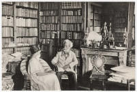 JUVISY-SUR-ORGE. - M. et Mme Camille Flammarion dans la bibliothèque de l'observatoire de Juvisy. 