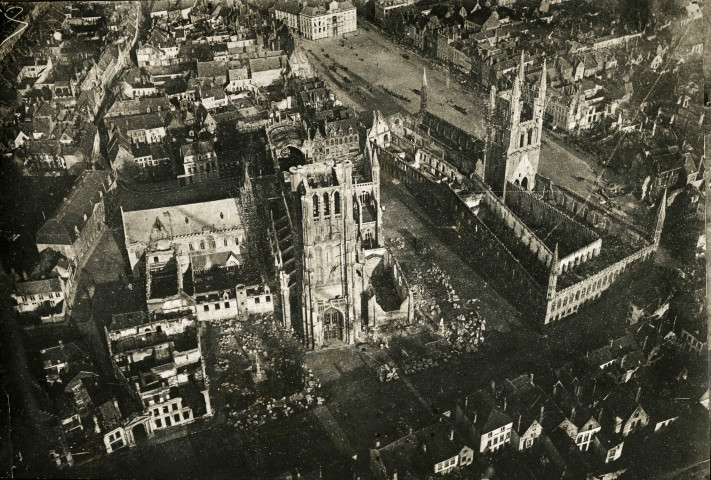 Observation aérienne, vue aérienne du centre-ville d'Ypres bombardé : photographie noir et blanc.