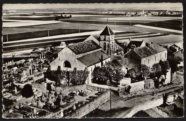 Brétigny-sur-Orge.- En avion au-dessus de l'église (24 août 1964). 