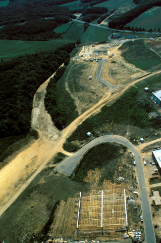 DOURDAN. - La zone industrielle de la Gaudrée en construction. En arrière plan, le funérarium et la route d'Etampes (juin 1976). 