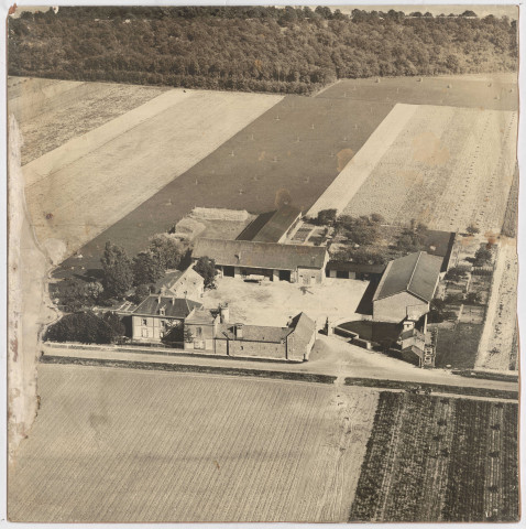 BRETIGNY-SUR-ORGE, Etablissements Clause.- Vue aérienne de la ferme de Maison neuve, [vers 1950]. 