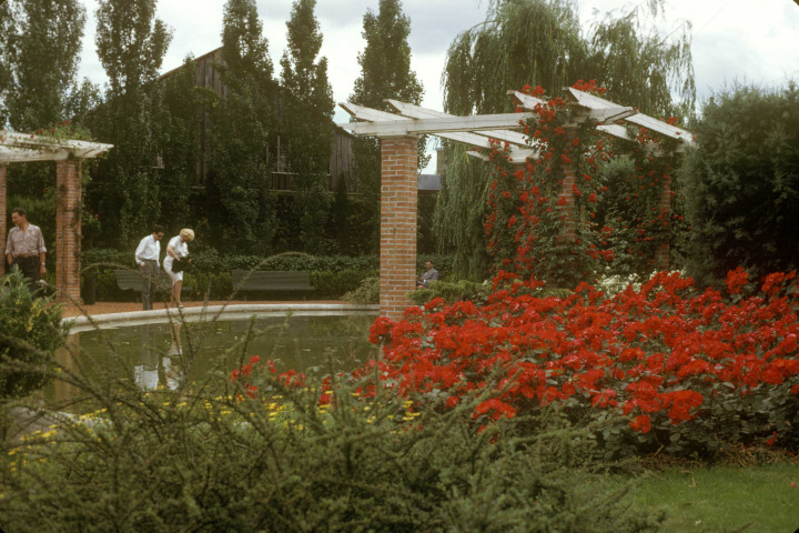 ORLEANS. - Jardin des Roses ; couleur ; 5 cm x 5 cm [diapositive] (1963). 
